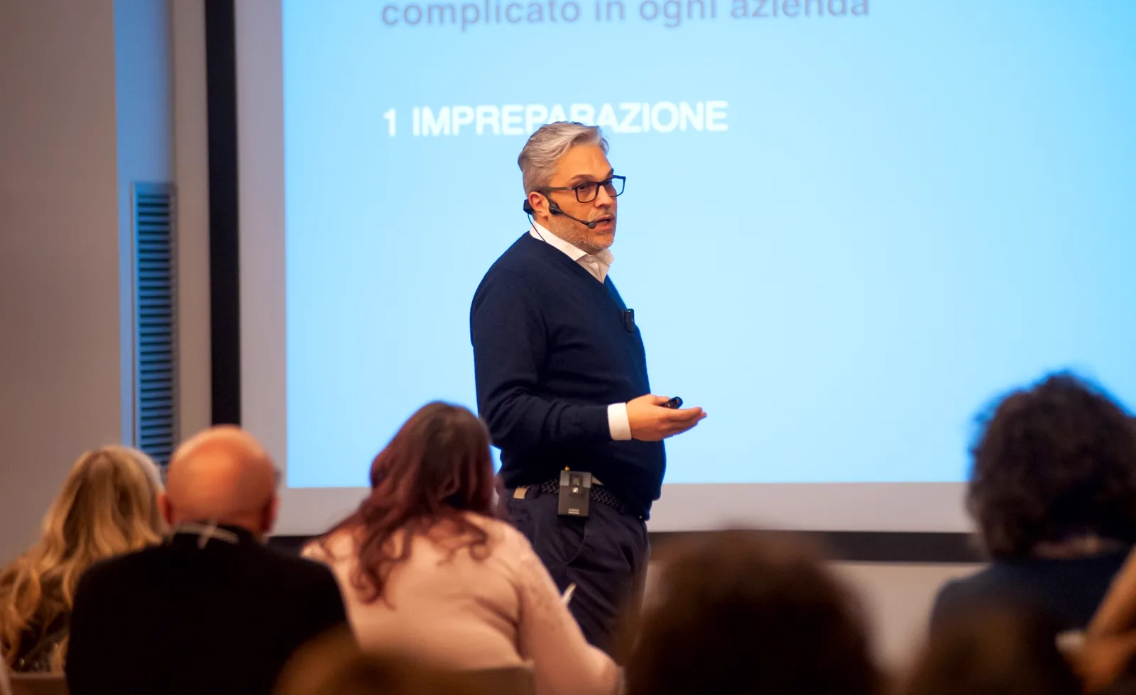 Tommaso M. Cernuschi mentre tiene una lezione della Image & Beauty Academy